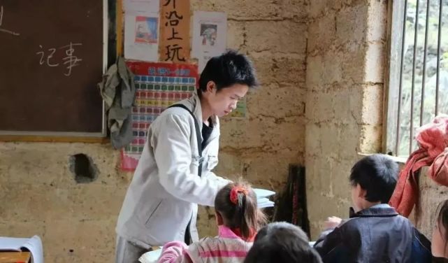 他在云南山区支教用背篓背回80斤捐赠书在山区学校留下最美婚纱照