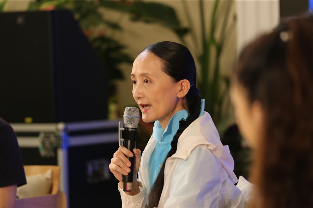 台风天,中央芭蕾舞团团长冯英来上海开课,"我曾在压腿时休克"_腾讯