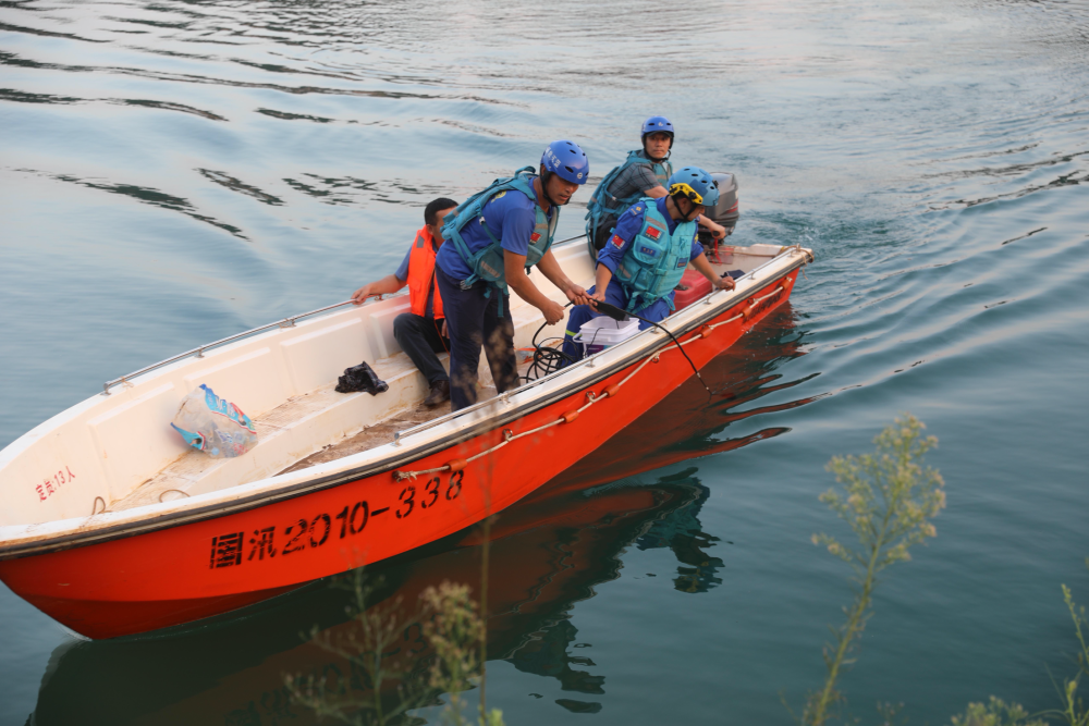 带着12岁的弟弟马浩(化名),来到芜湖市镜湖区境内的大荆山一处矿坑