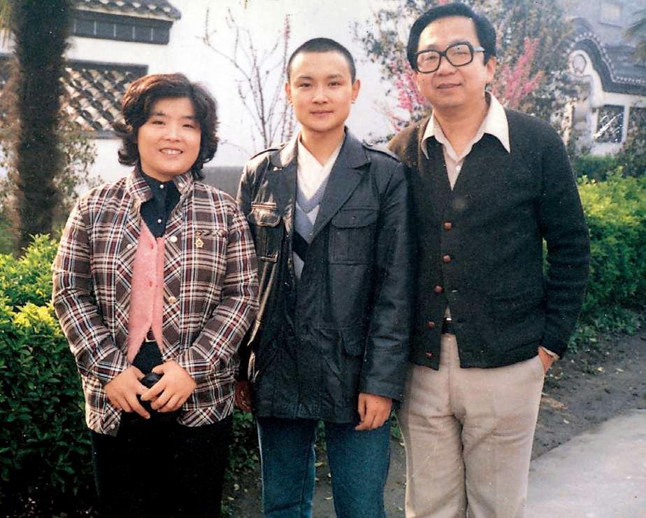 23岁爆红,娶18岁初恋,28岁儿子夭折,欧阳奋强如今怎样了?_腾讯新闻