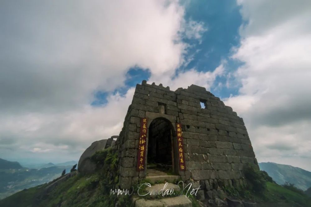 扶苍寺据悉,此寺曾经香火鼎盛,前来烧香拜佛的信徒络绎不绝.