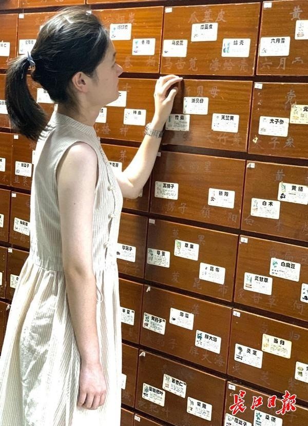 家道传青囊,怀揣中医梦,601分女孩来汉学医