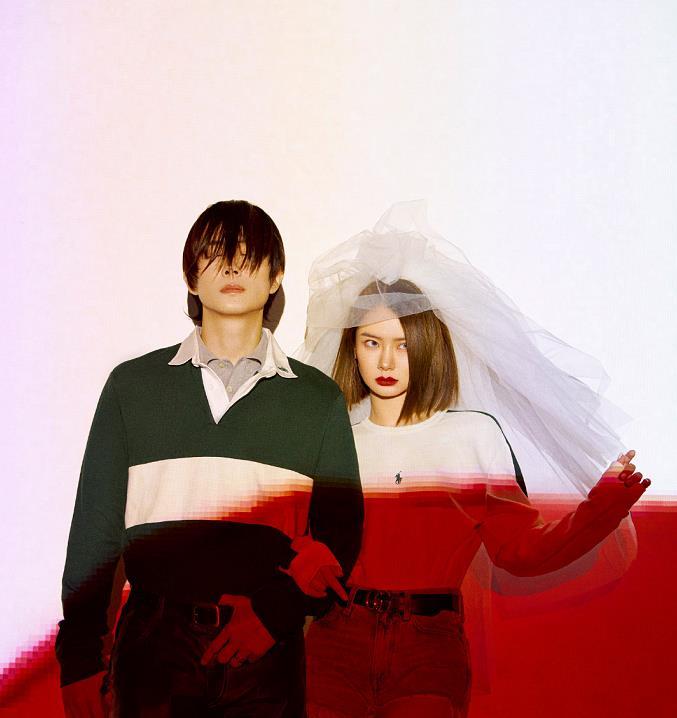 李承铉,戚薇太适合"顶流夫妻"了,情侣装造型,看着一点不土