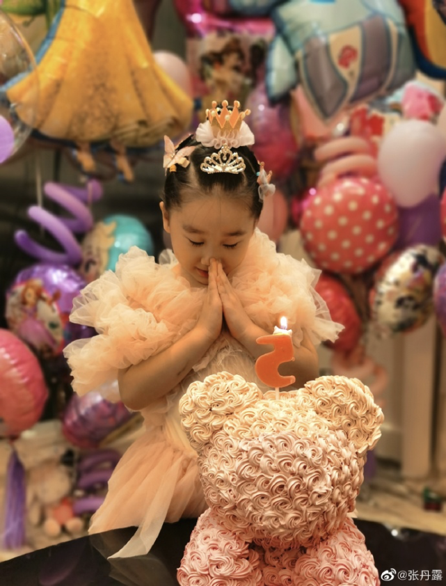 luna的生日场地应该是精心布置的,到处都是漂亮的气球,气球上印着她的