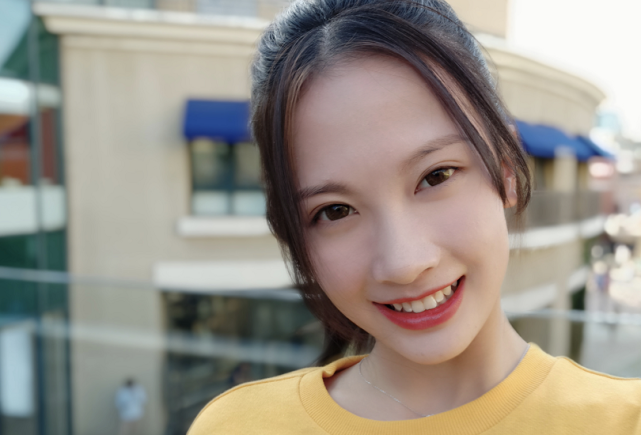 穿紧身衣玩直播,靠采访走红的杭州郑女士,终究还是太