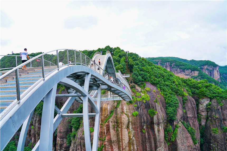 神仙居的如意橋,是有名的網紅橋,宛若一柄空中的玉如意飛架在兩峰之間