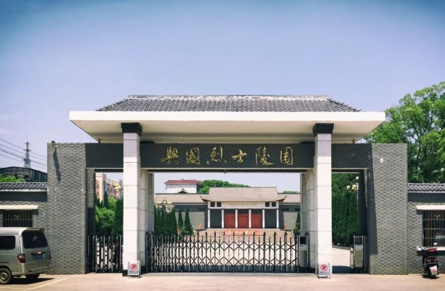 1986年,江西73岁老妇参观烈士陵园,指着一块墓碑说:这是我啊|兴国县