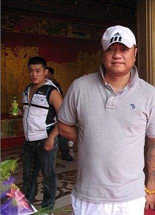 张家豪与李宝敏在酒吧发生冲突,俩人较量身手,赵本山出面才解决