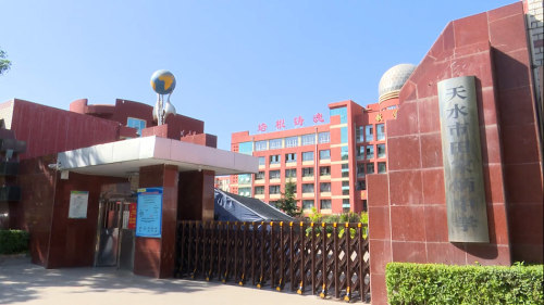 在天水市田家炳中学,有这样一位教师,他二十六载如一日,以校为家,扎根