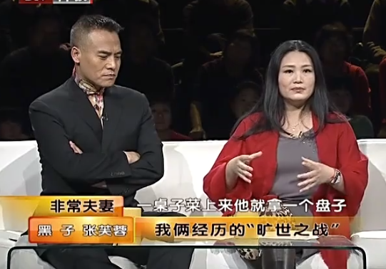 演员黑子与已婚女星太亲密，聚会亲脸遭批，本人回怼：亲下怎么了