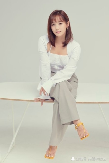 柳真在剧中饰演吴允熙,为了唯一的女儿裴露娜(金贤秀饰)想要进入上流