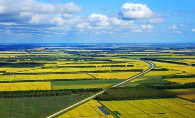 建国后,这里的工业和农业齐头并进,曾是我国引以为傲的重工业基地,素