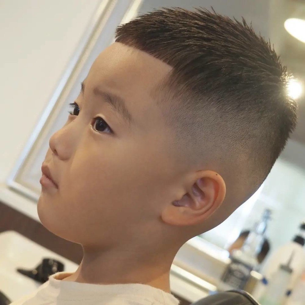 新帅气小男孩发型14款,时尚有型真精神,爸爸妈妈快收藏_腾讯新闻