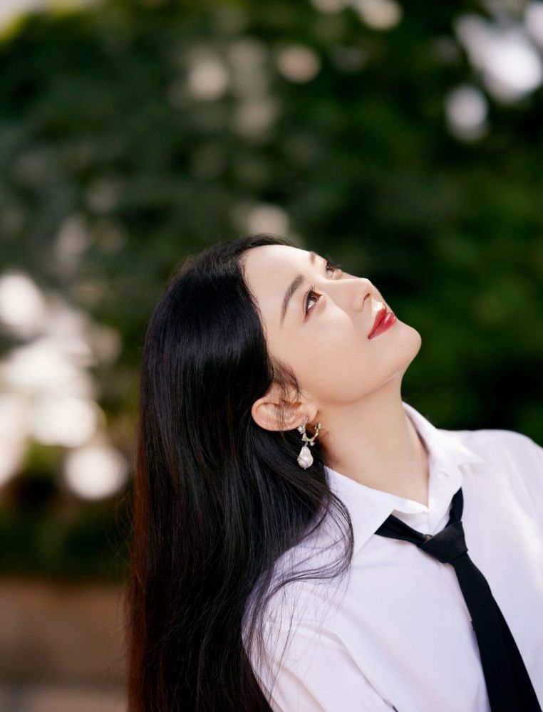 学妹范赵丽颖穿白衬衫搭黑色短裙清新甜美