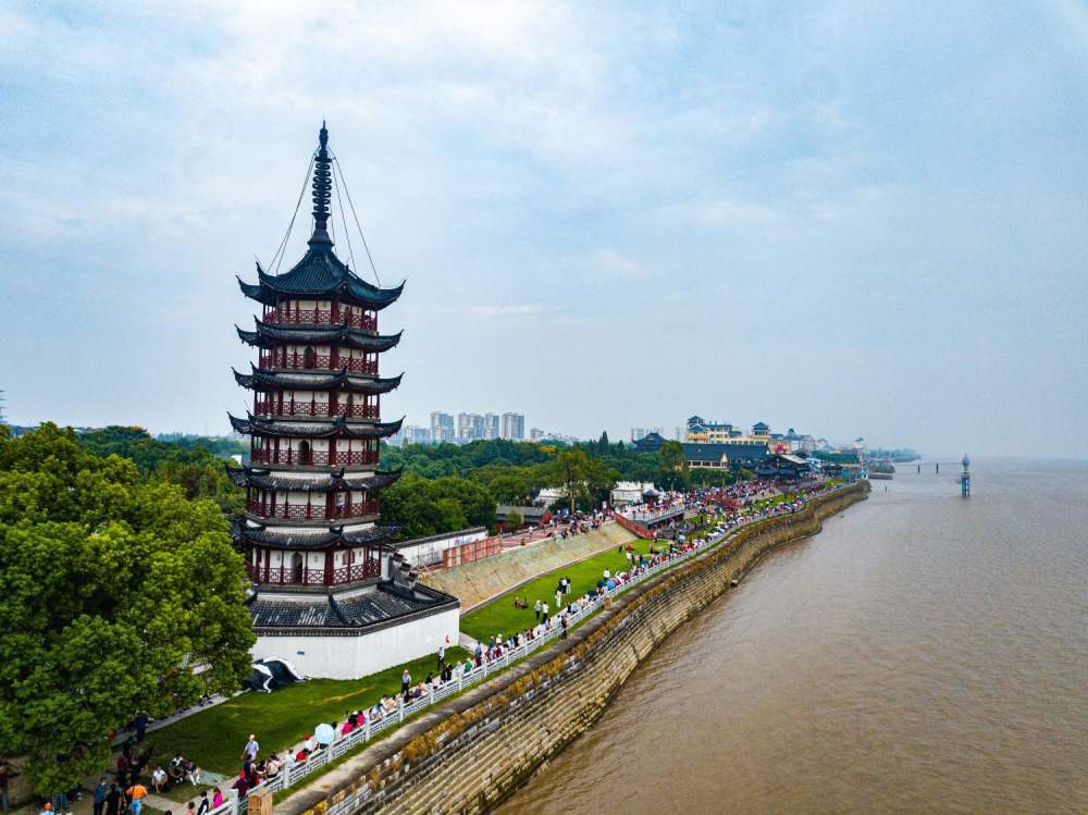 唐代经幢明代松,清出文渊陈阁老,更有天下闻名事,今古奇观海宁潮",这