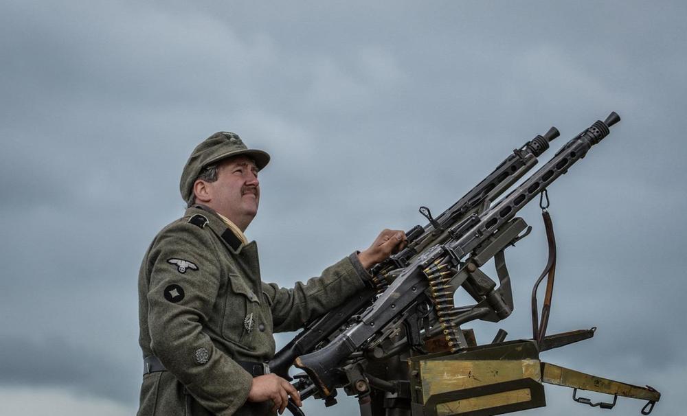 虽然厉害,但mg24机枪的成本却很低,这也让这把机枪成为了德军主要火力