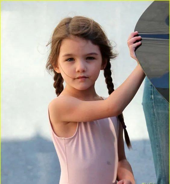 被汤姆克鲁斯捧在手心的小公主苏瑞长大了,和她爸爸却越走越远了.