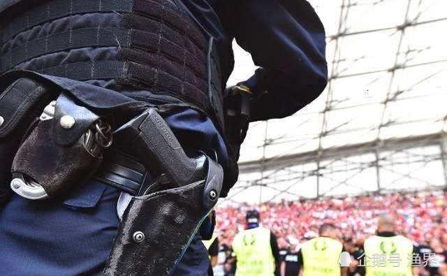 保镖手枪放腋下,警察手枪别腰间,为何特种兵却挂在大腿外侧?