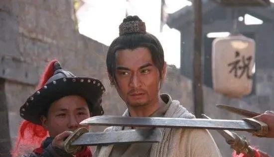 拼命三郎石秀在与病关索杨雄的交往中,一再怂恿杨雄杀掉潘巧云,在翠屏