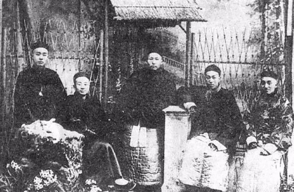 他谈笑有鸿儒,加入"城南文社"结交文坛领袖许幻园.