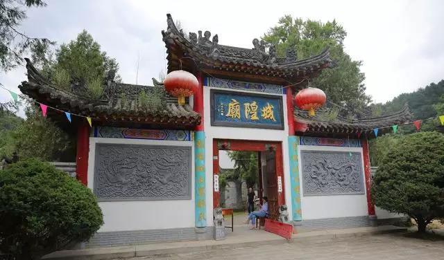通过对金鸭浮舟城隍庙进行了解可知,这一城隍庙始建于清乾隆50年,至今