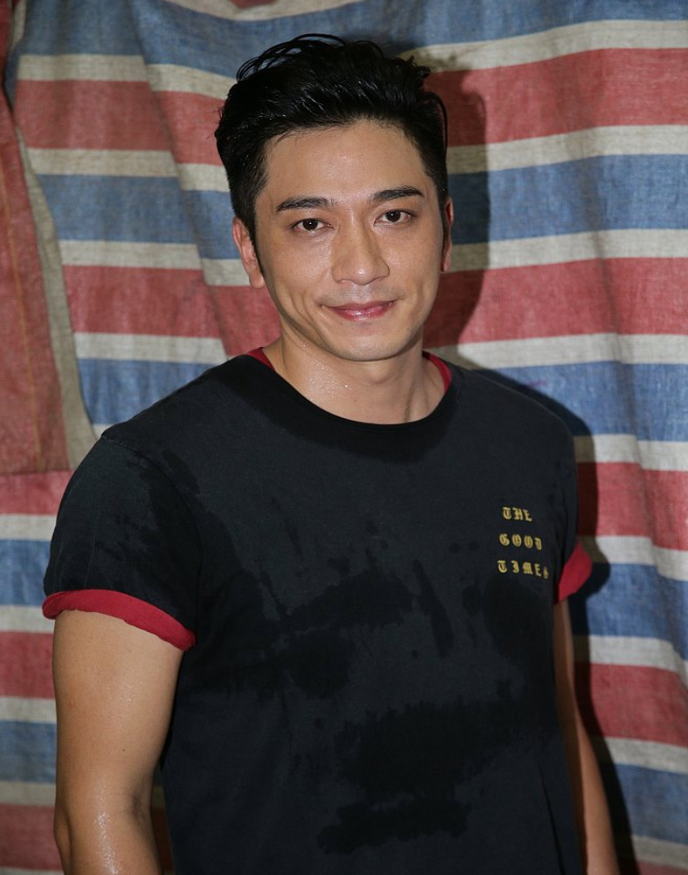 家产万亿:吴卓羲疑官宣恋情!凌晨发文艾特小7岁美女,"套路"神似张馨予