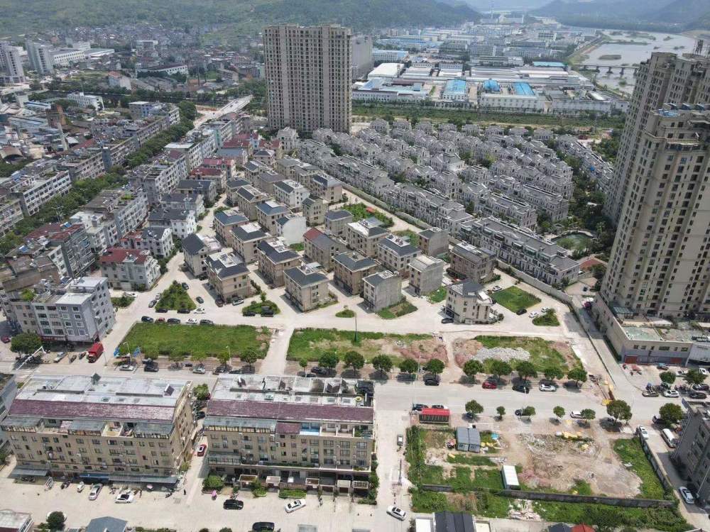 天台县赤城街道紫东南路东侧临街地块9300万元底价成交!_腾讯新闻