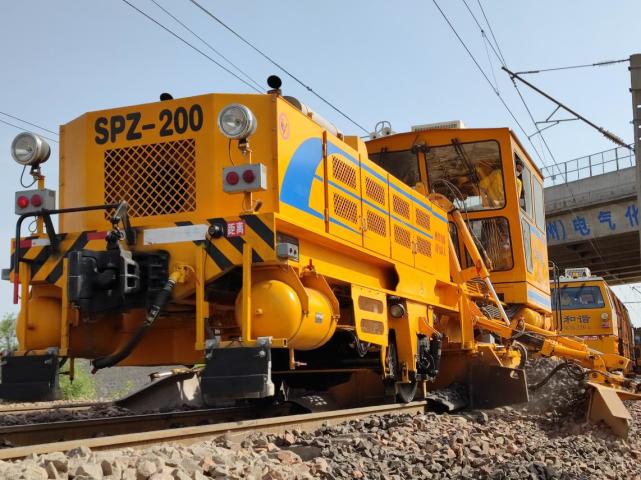 cdc-16k型道岔捣固车对中老铁路道岔进行精捣(陆继存  摄)dcl-32k型