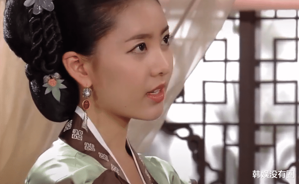 历代级性感tara李居丽深v泳装香奈儿项链吸睛