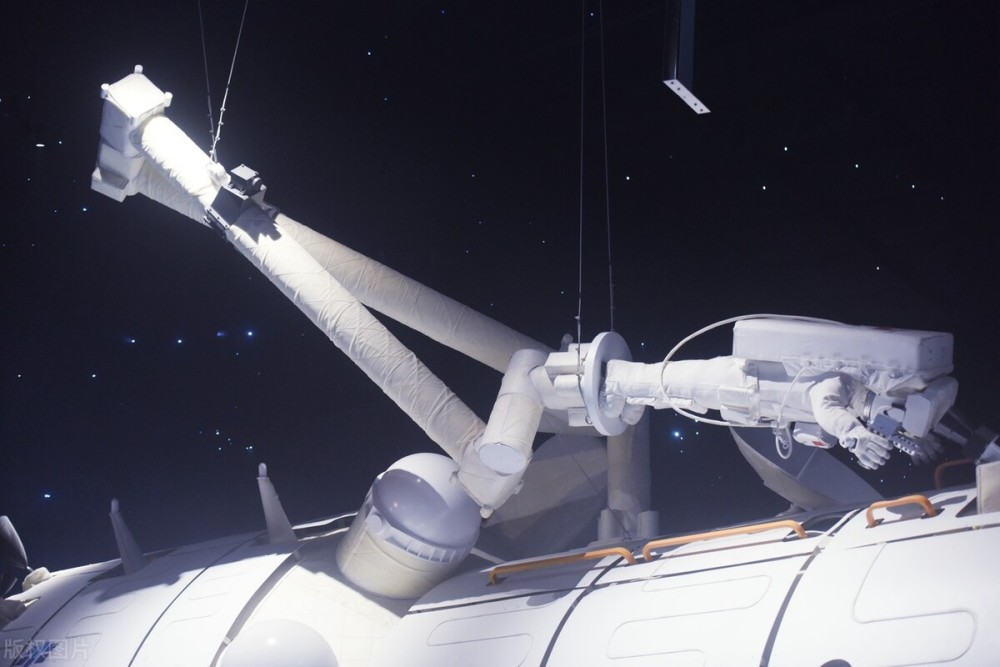 会爬行的中国空间站机械臂演示!再次引爆国外网友_腾讯新闻