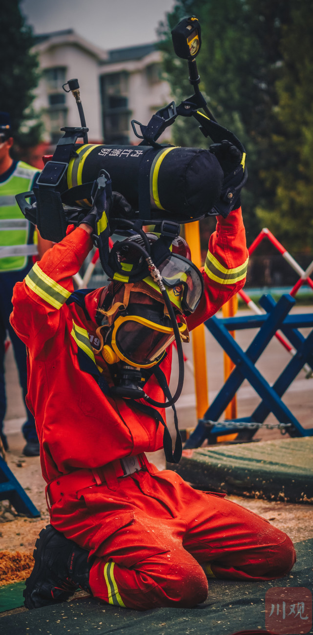 支队的60余名尖兵分别在水域救援,绳索救援,综合救助中展开激烈角逐