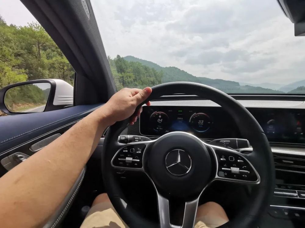 上山路轻松跑到90km/h,奔驰eqc有些颠覆我的认知_腾讯新闻