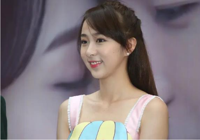 宁萌这个角色由演员宋弈星饰演,她精湛的演技,把这个角色的各种形态