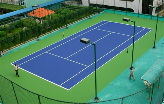 下开始塑胶网球场建设工作的第一步,即将黏合材料直接倒在基础地面,这