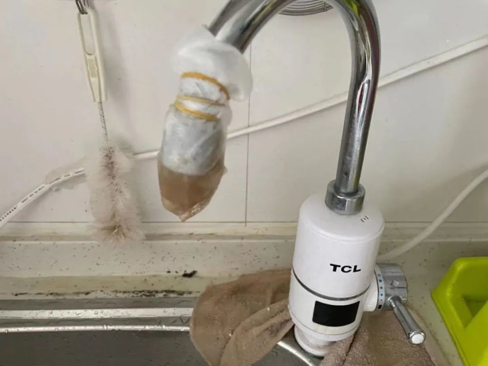 生活用水"黑乎乎",过滤之后"油污污",这小区的水怎么了?