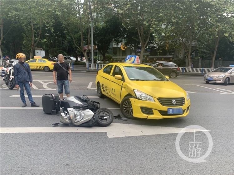为抢单外卖小哥闯红灯 出车祸负全责亏大了