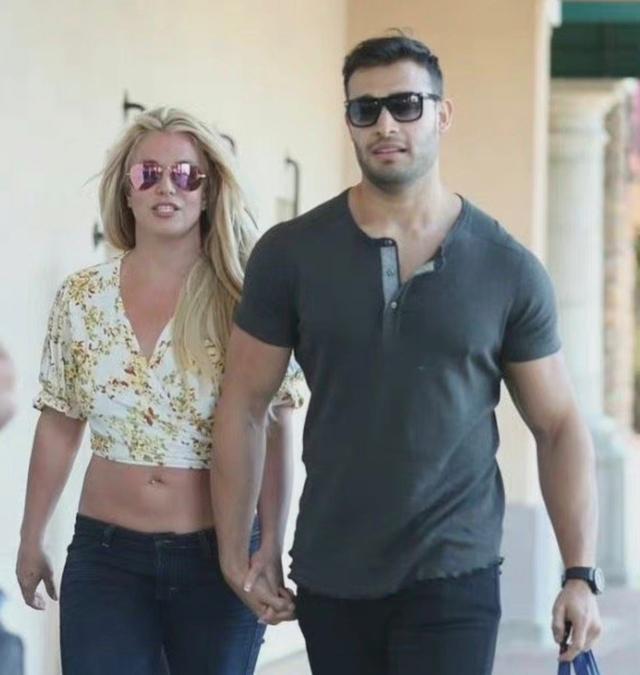 小甜甜布兰妮又双叒订婚了39岁还在向往爱情的路上一去不复返