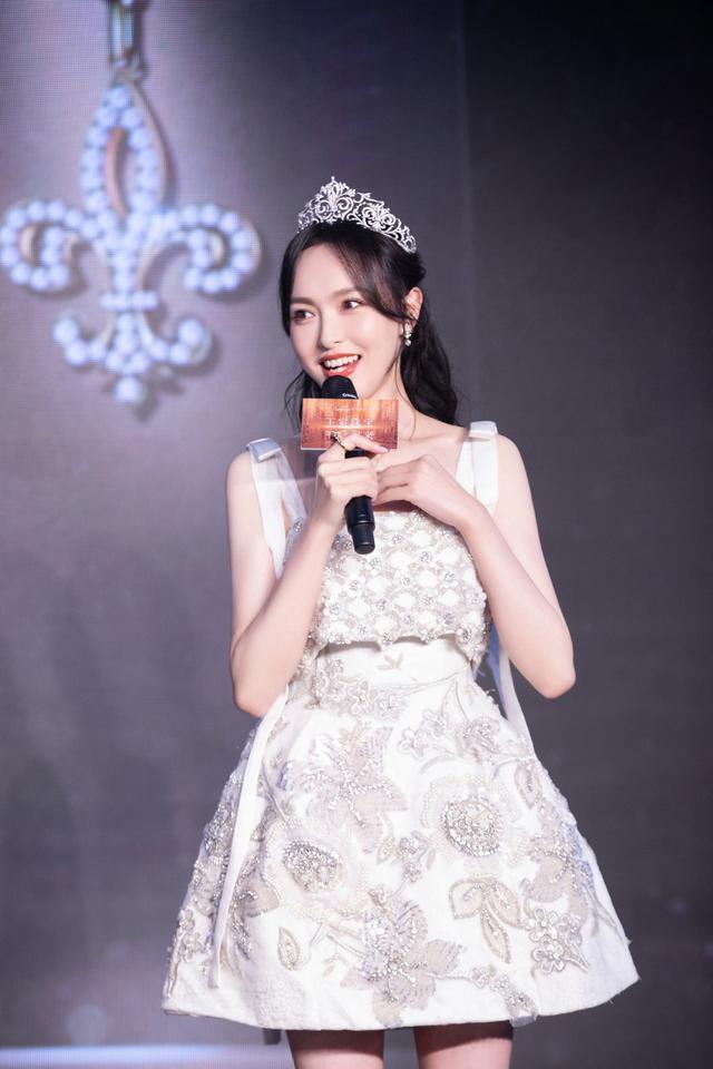 唐嫣头戴王冠像公主,穿刺绣蓬蓬裙秀出长腿,气质优雅甜美!_腾讯新闻