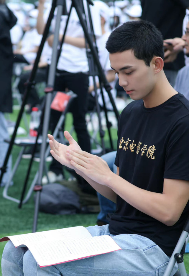 吴磊现身北电开学典礼发言演讲身份曝光丁程鑫穿校服乖巧听讲