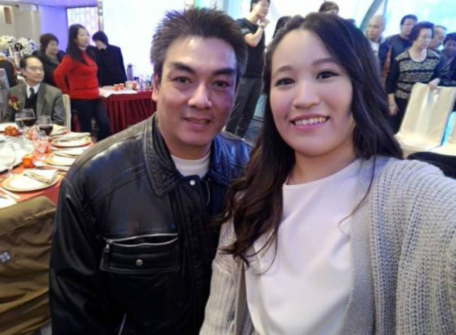 几年前,有网友在社交网上晒出与郑柏麟的合影,他苍老了不少,让人一下