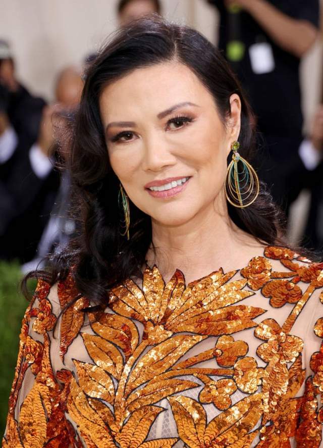 52岁邓文迪罕现身法令纹明显难掩好气质穿紧身裙秀火辣身材