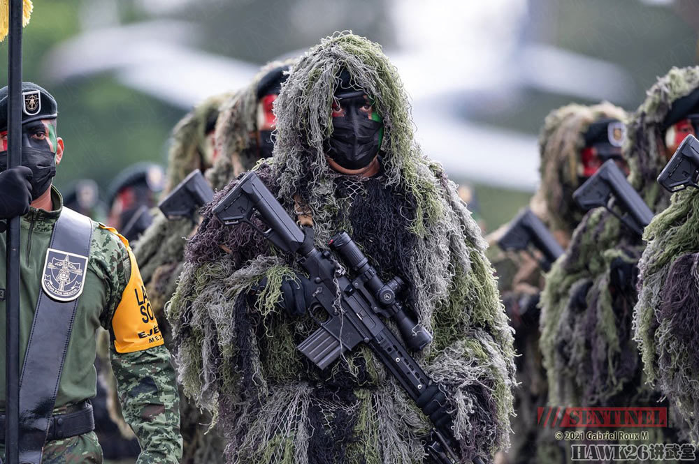 墨西哥独立日阅兵彩排士兵面涂国旗色接受检阅特色轻武器亮相