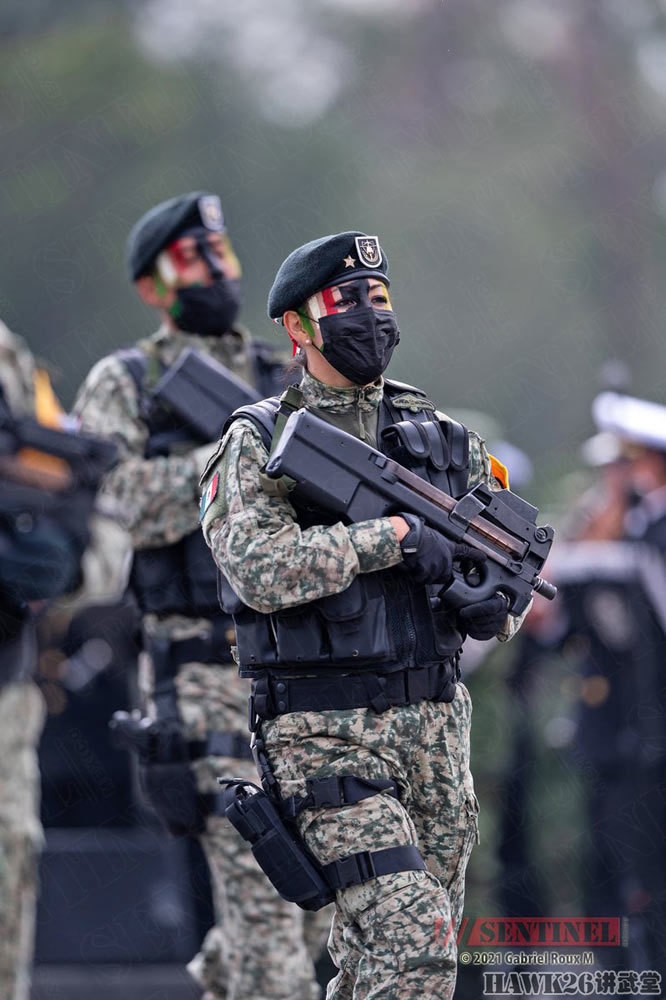 墨西哥独立日阅兵彩排士兵面涂国旗色接受检阅特色轻武器亮相