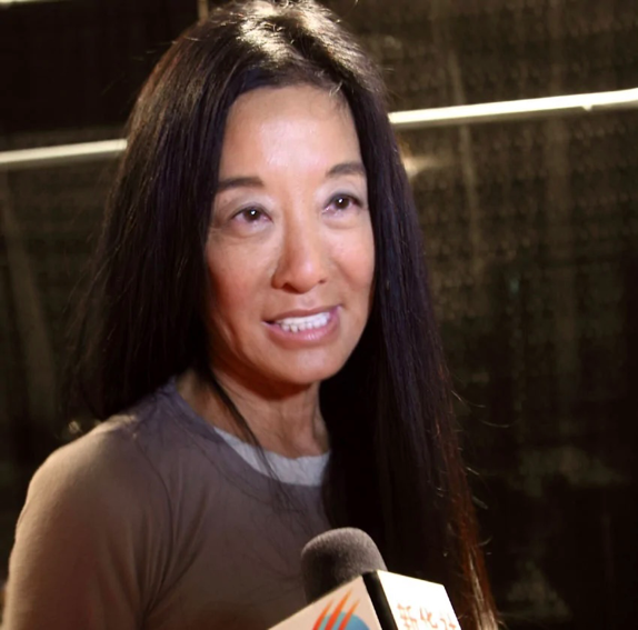 婚纱女王王薇薇罕露面,72岁身材苗条似少女,与小36岁男友感情好_腾讯