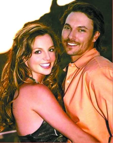 布兰妮刚夺回3.9亿财产,立马晒钻戒宣布与小12岁男友订婚