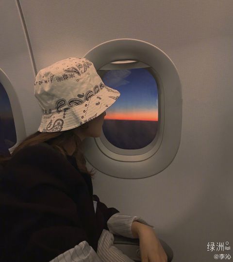 景美人更美李沁自拍记录飞机窗外一刻夕阳映照天空美不胜收