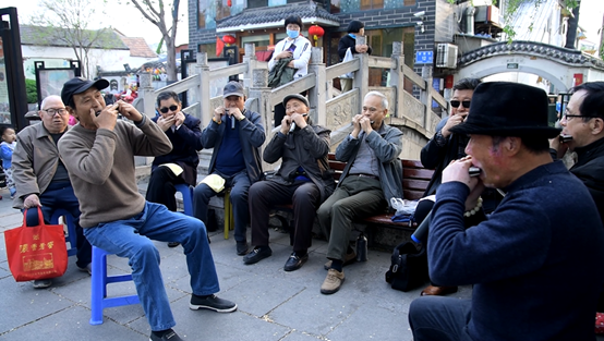 湖畔琴音济南老人的口琴俱乐部文化养老映夕阳