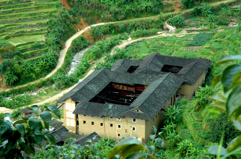 几座大型方形土楼相依,形成了独特的景观.