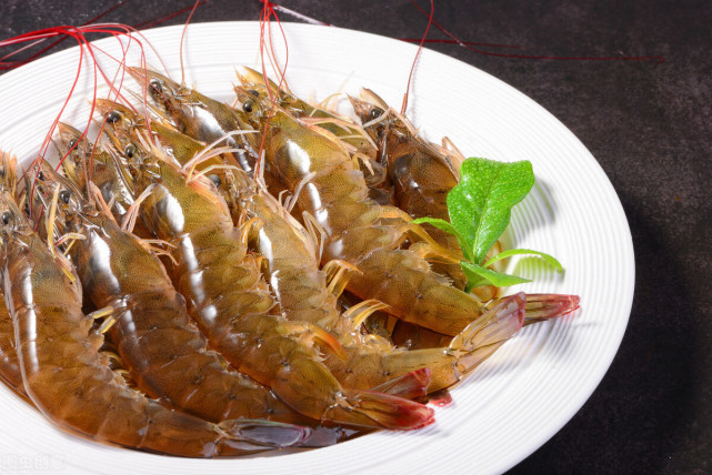 明虾形态特征:明虾属于真正的大虾,一般根据雌雄可分为两种颜色,青