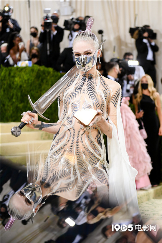 酷毙了电音歌手亮相met手持长剑好似美艳女巫